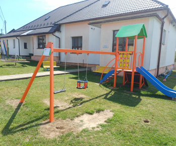 Aktuality / Pohybové aktivity pre najmenších - detské ihrisko Tročany - Projekt podporený z rozpočtu PSK - foto