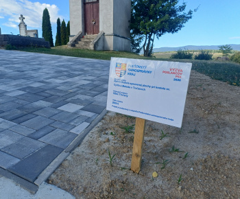 Aktuality / Rekonštrukcia spevnenej plochy pri kostole sv. Cyrila a Metoda v Tročanoch. - foto