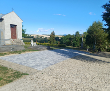 Aktuality / Rekonštrukcia spevnenej plochy pri kostole sv. Cyrila a Metoda v Tročanoch. - foto